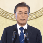 就任100日を迎え記者会見する韓国の文在寅大統領（韓国大統領府提供）